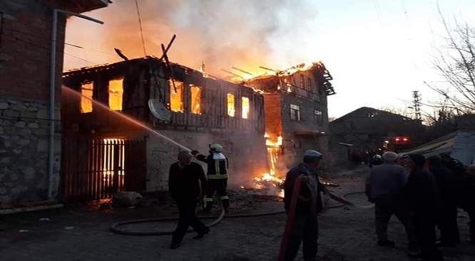 Köyde sabaha karşı çıkan yangında 2 ev yandı