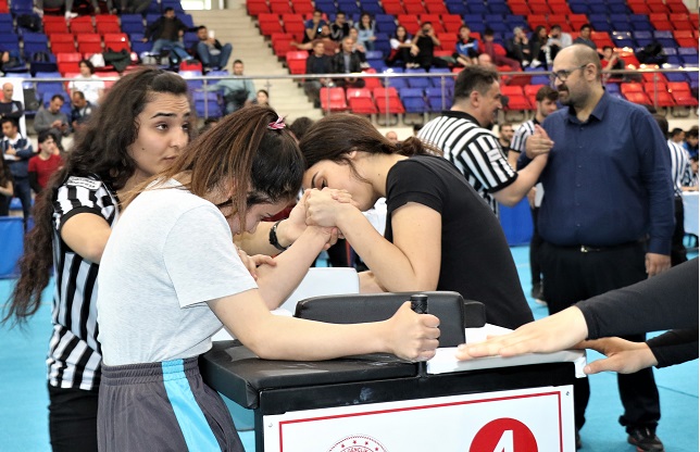 Bilek Güreşi Gençler Türkiye Şampiyonası yoğun katılımla başladı