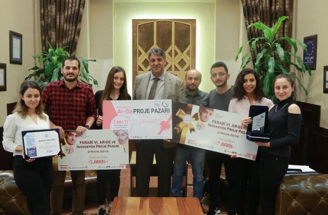 Rektör Polat, ödül kazanan öğrencileri tebrik etti