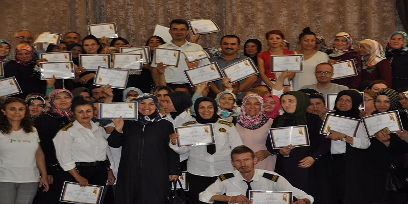 Okullarda İŞKUR kapsamında görevini tamamlayanlara teşekkür belgeleri verildi