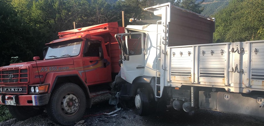 Yenice’de kamyonlar çarpıştı, 2 yaralı