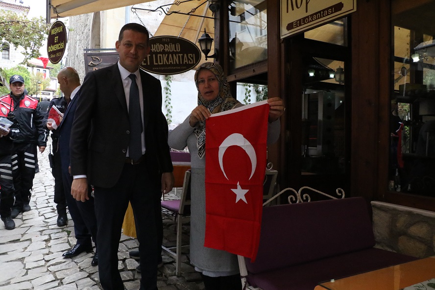 Mehmetçik’e destek için Türk bayrağı dağıtıldı