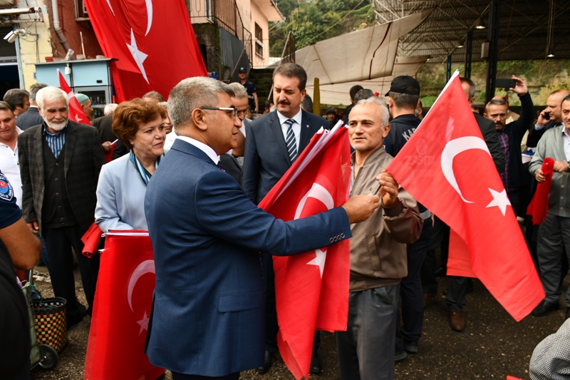 Barış Pınarı Harekâtı’na destek için Türk bayrağı dağıtılIyor
