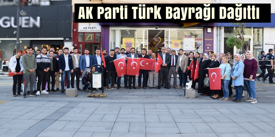 AK Parti Vatandaşa Türk Bayrağı Dağıttı..