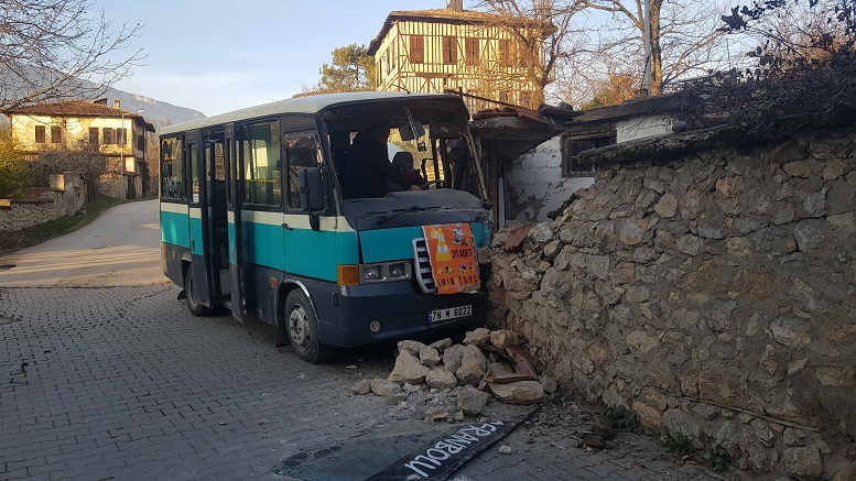 Karabük’te minibüsü duvara çarptı; 2 kişi yaralandı