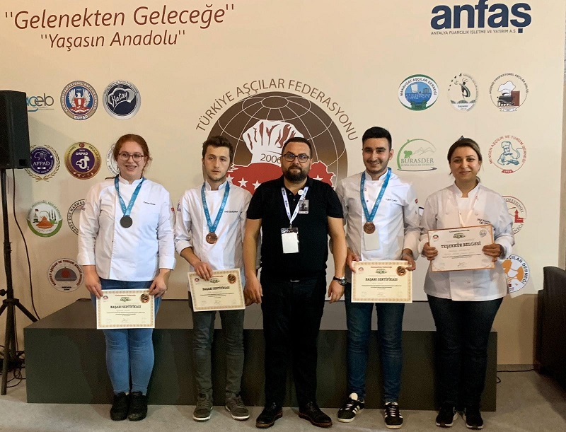 Antalya’da gümüş ve bronz madalya Kazanan KBÜ aşçılık öğrencileri, “Yolun başındayız” diyorlar