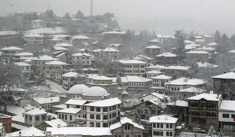 Tarihi konakların kar güzelliği