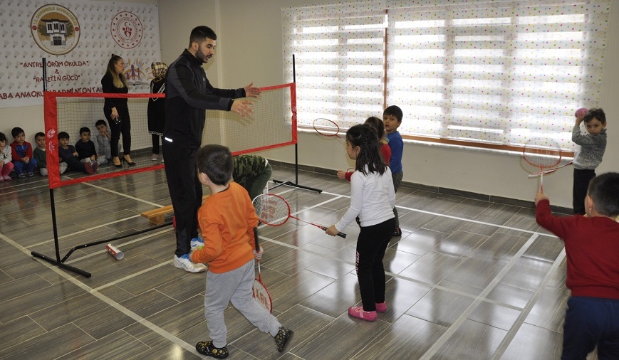 Anaokulu öğrencilerine badminton eğitimi