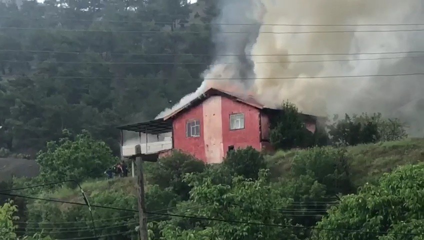 Karabük”ün Eskipazar ilçesinde çıkan yangında iki katlı ev kül oldu.