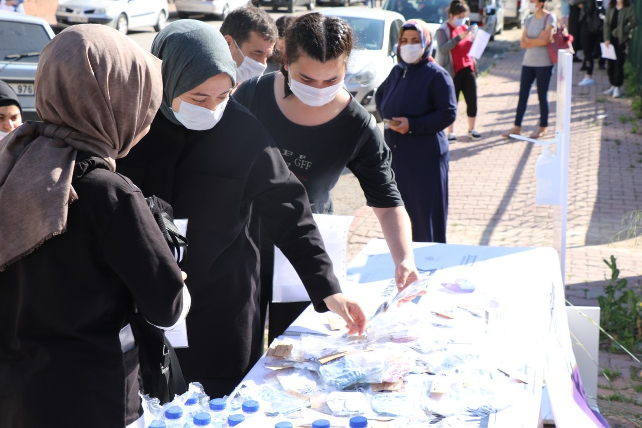 Safranbolu Belediyesi gençlere maske dağıttı