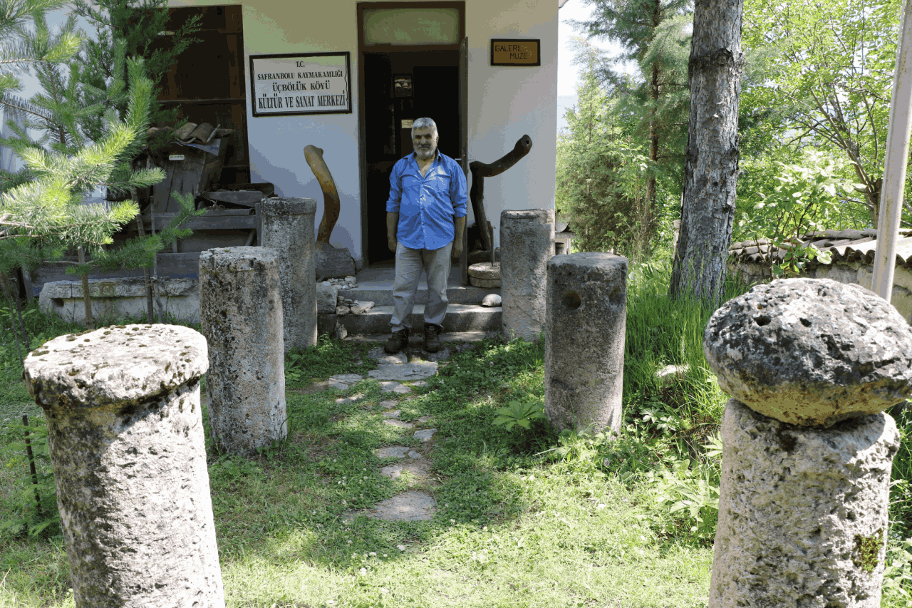 Çevreden topladığı tarihi kalıntılarla köyde müze açtı