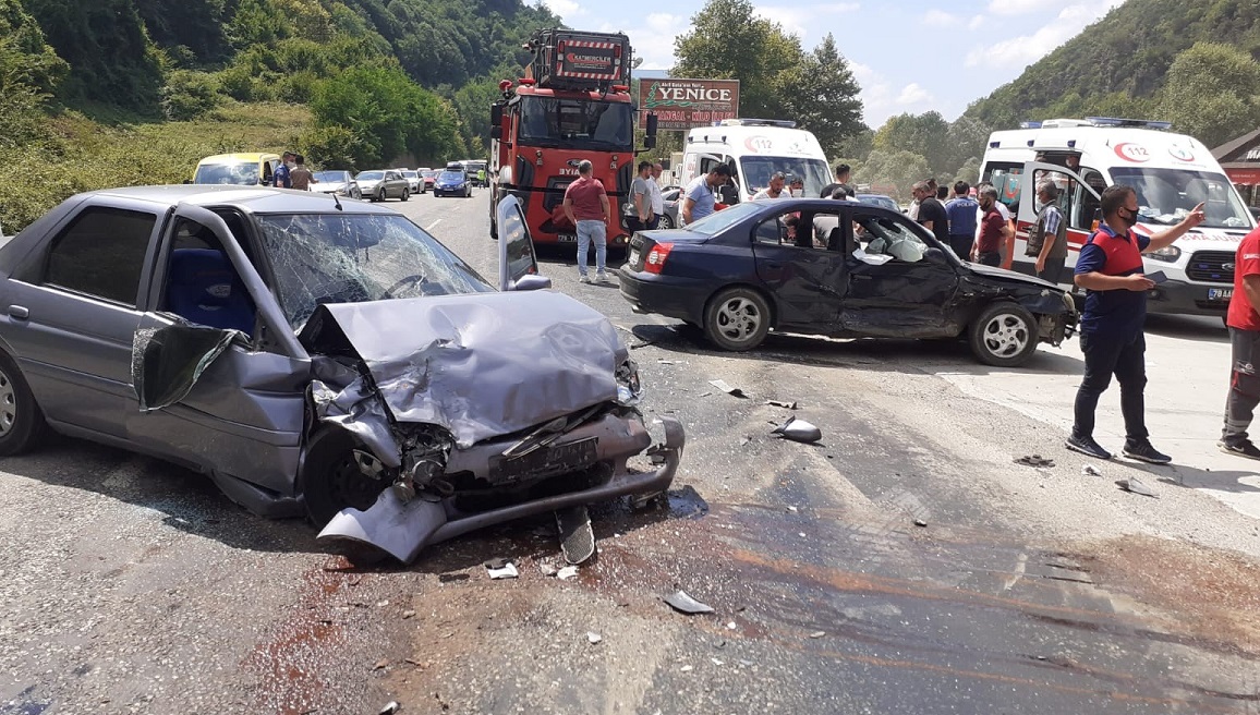 Karabük’te iki otomobil çarpıştı: