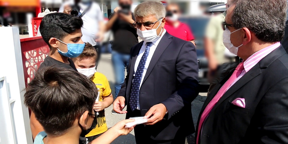 Karabük’te Vali Gürel maske takan çocukları örnek vatandaş olarak gösterdi