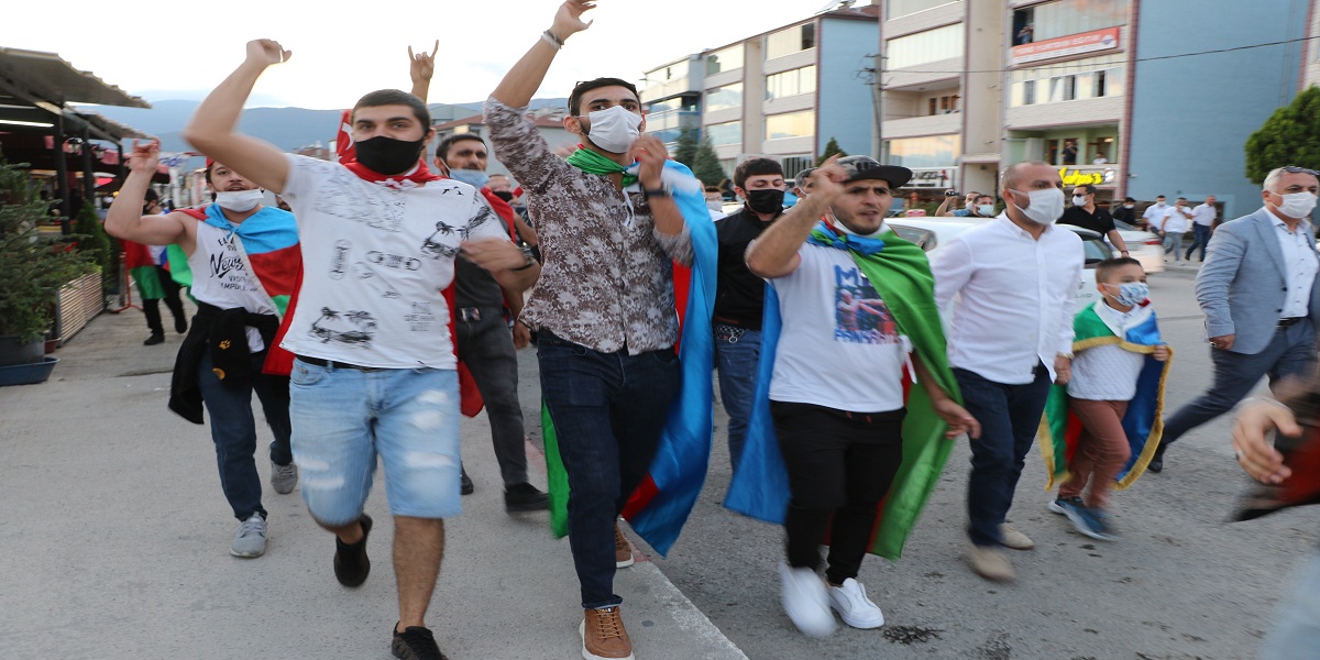 Azerbaycanlı öğrenciler “Karabağ” için yürüdü
