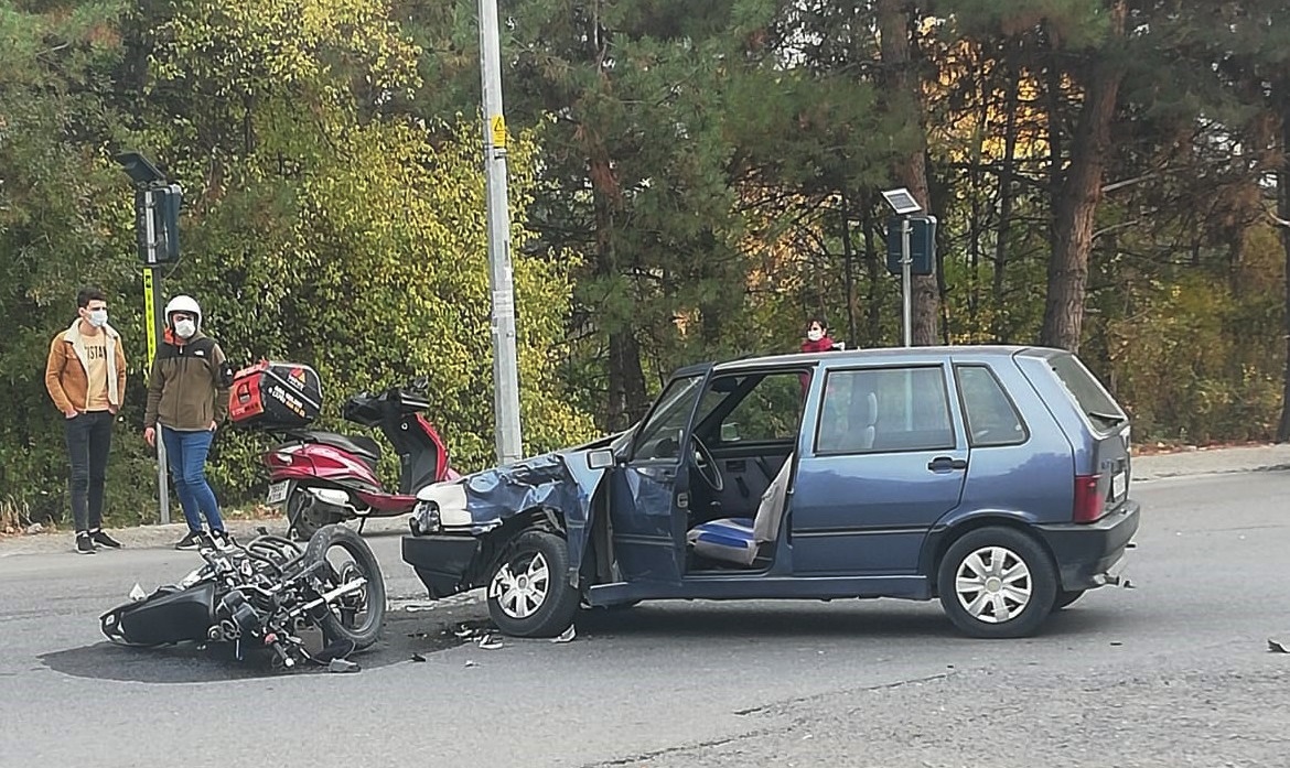 Otomobille motosiklet çarpıştı
