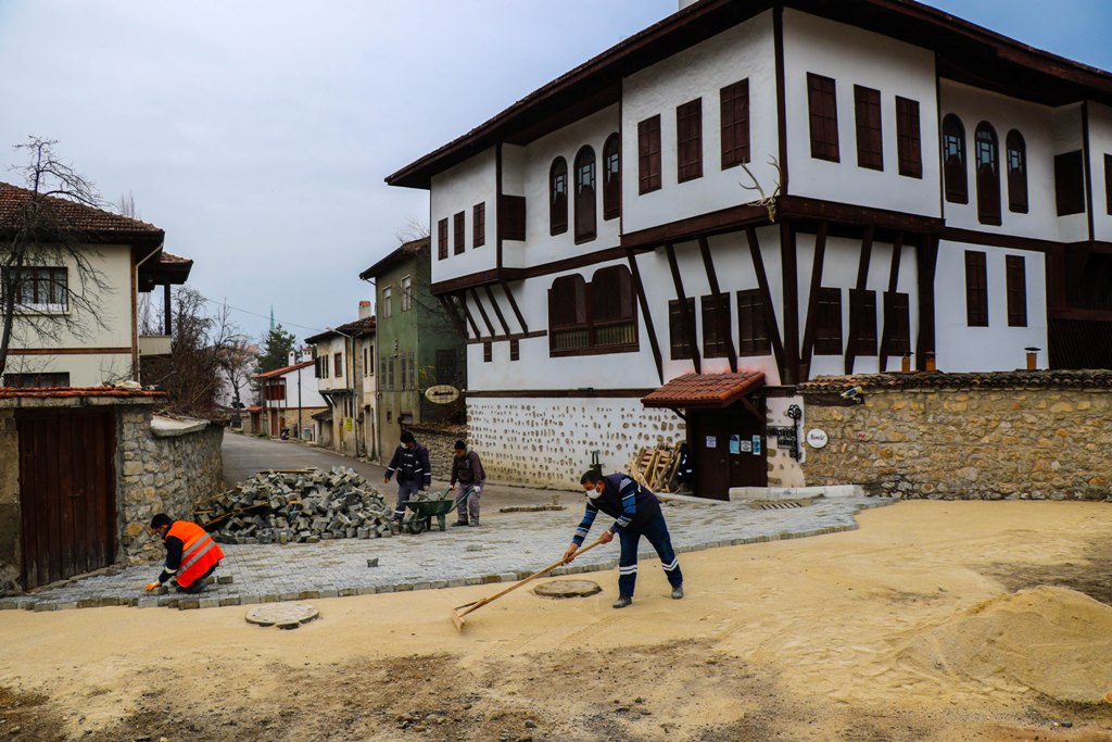 Safranbolu Belediye’sinin 120 Tonluk Taş Duvar Çalışması