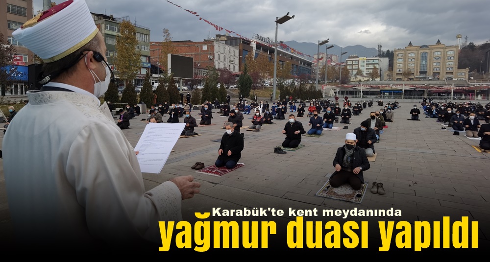 Karabük’te, kent meydanında kılınan Cuma Namazının ardından yağmur duası yapıldı.