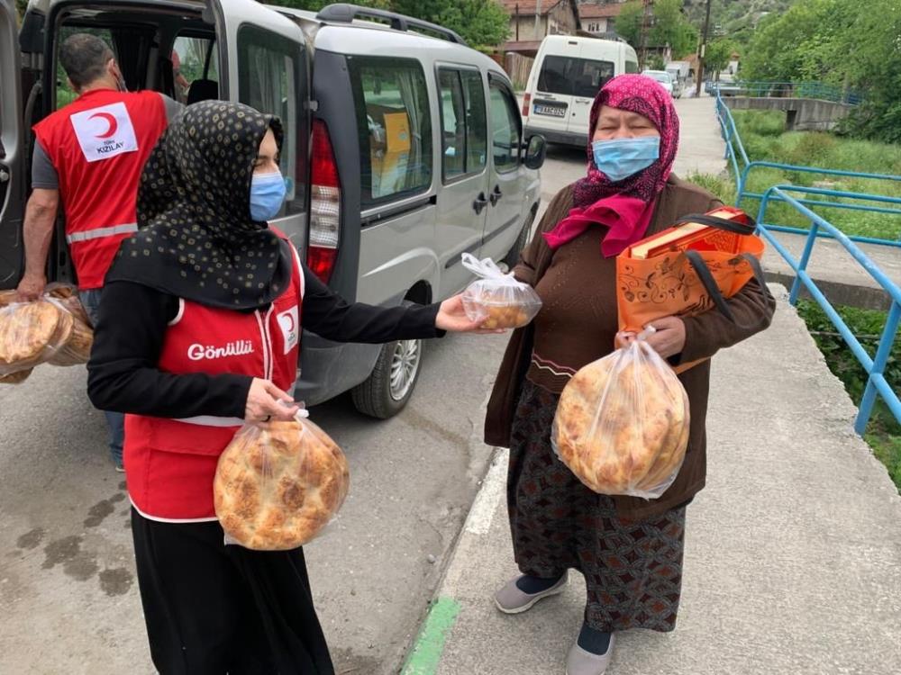 Türk Kızılay gönüllüleri 3 bin 500 ihtiyaç sahibi aileye ulaştı