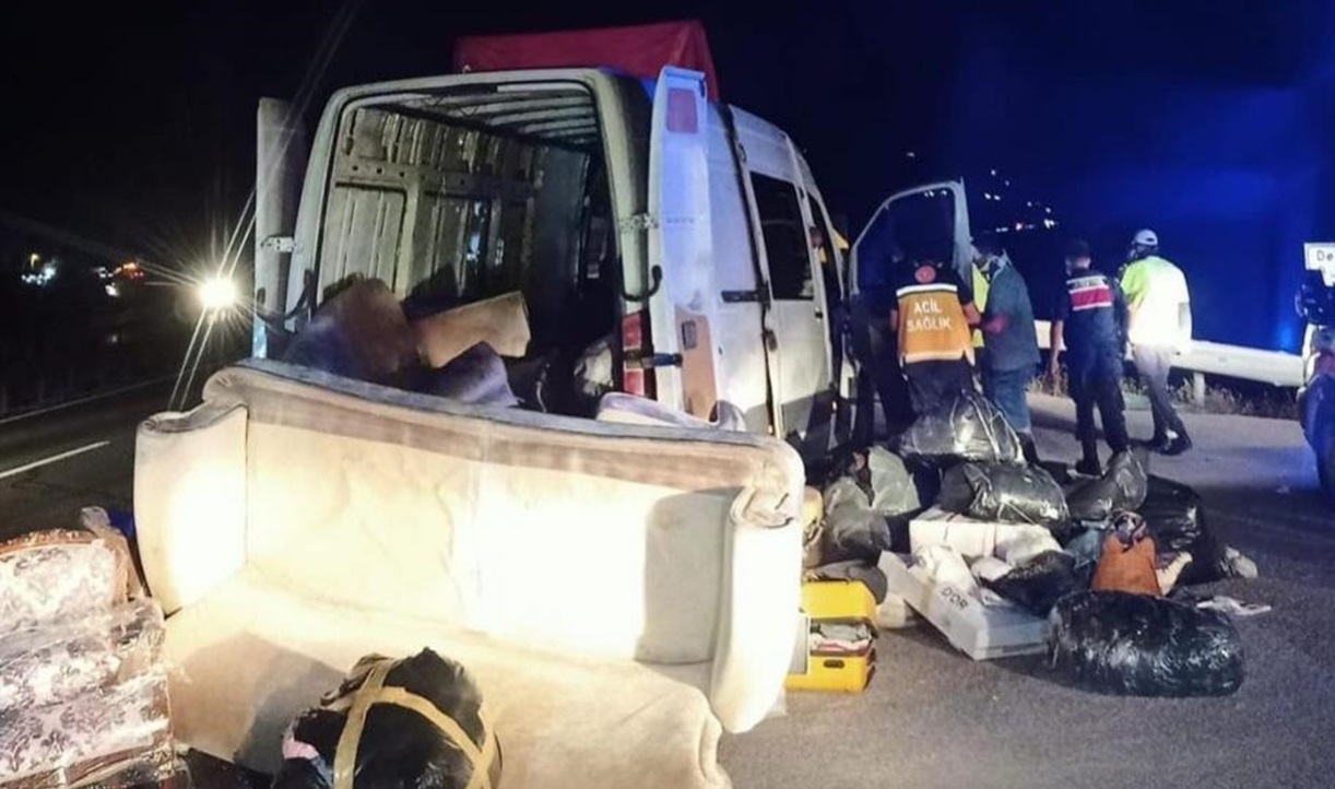 Minibüs kamyona çarptı, Gürcistan uyruklu 7 kişi yaralandı