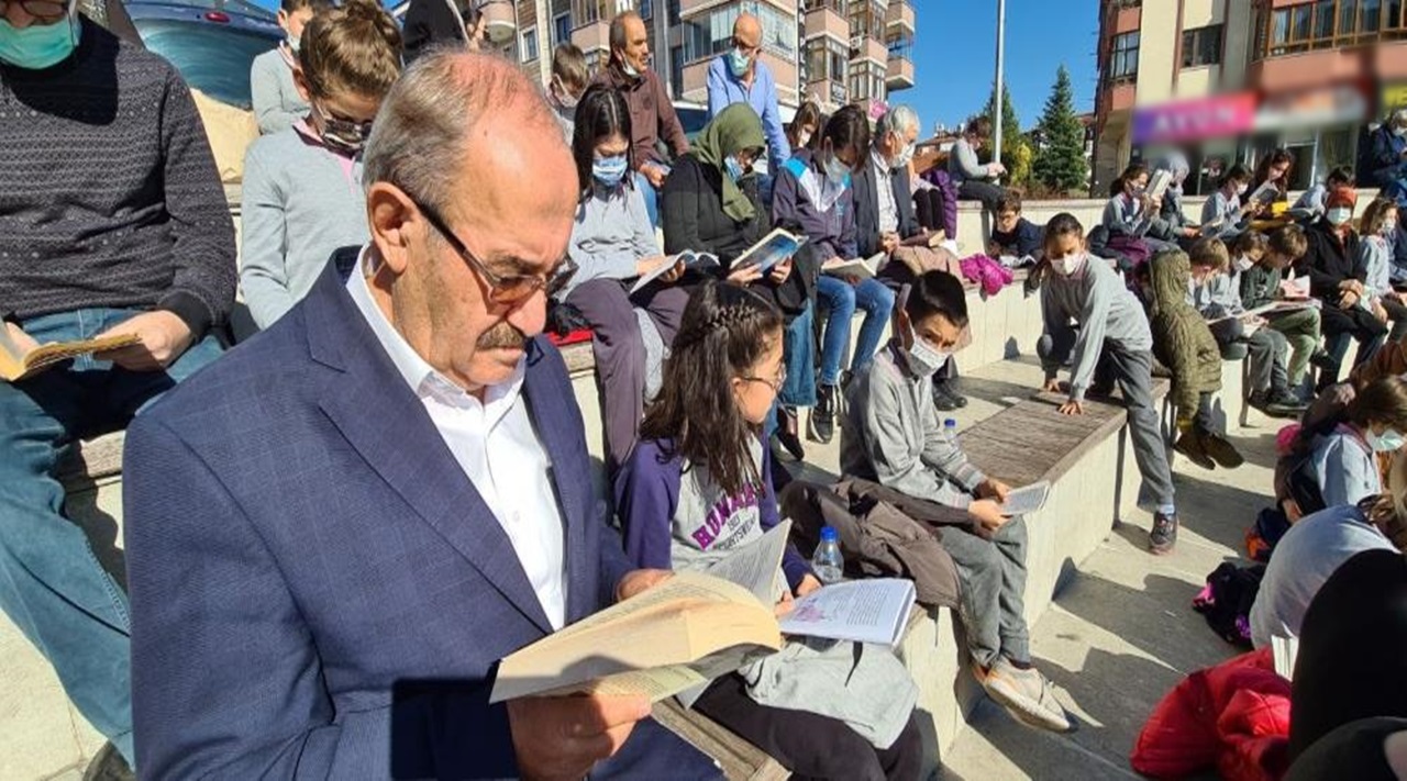 Öğrenciler büyükleri ile birlikte kitap okudu
