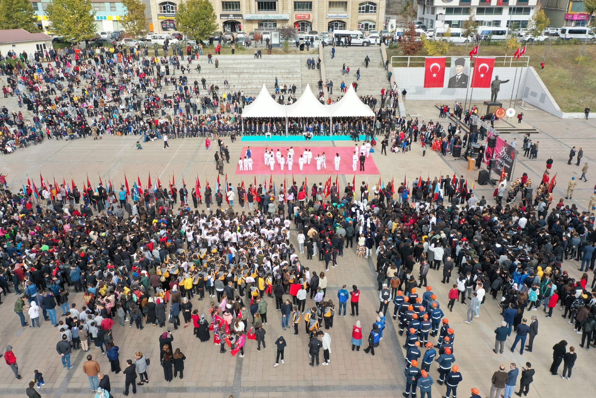 Karabük’te, 29 Ekim Cumhuriyet Bayramı Vali Fuat Gürel’in makamında tebrikleri