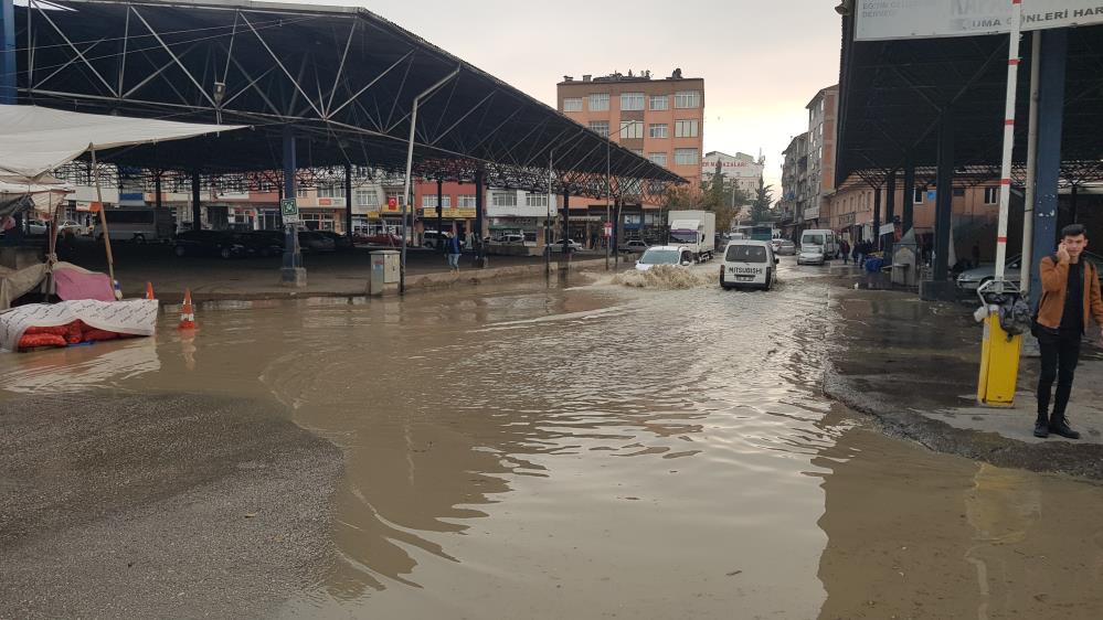 Karabük’te yolun altındaki bir su borusunun patlaması ile yollar göle