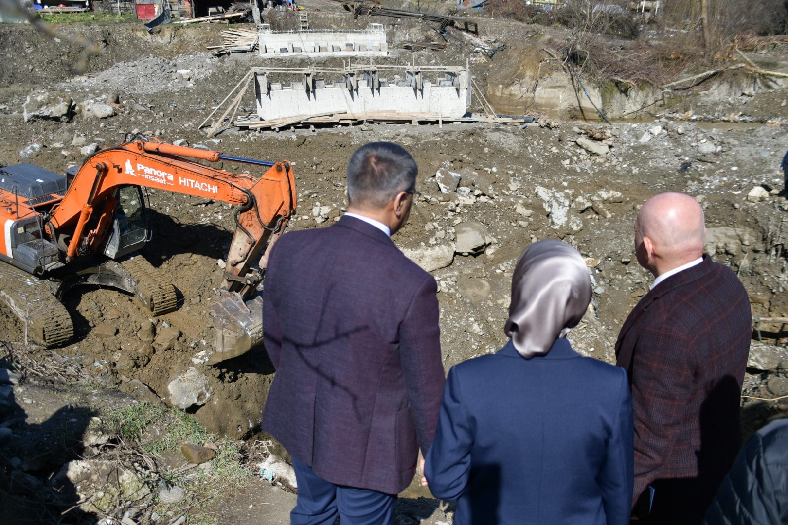 Yenice Tır Köyünde devam eden köprü yapım çalışmalarını yerinde inceleyen