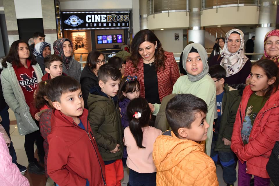 Karabük Vali Eşi Özlem Aras Gürel’den Yurtlarda Misafir gelen çocuklara
