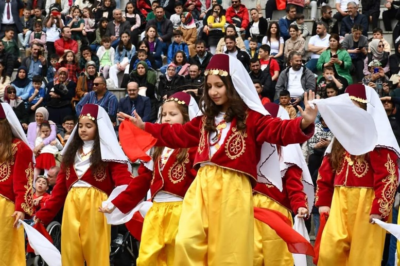 Karabük ve İlçelerinde 23 Nisan kutlamaları yoğun katılımlar ile gerçekleşti.