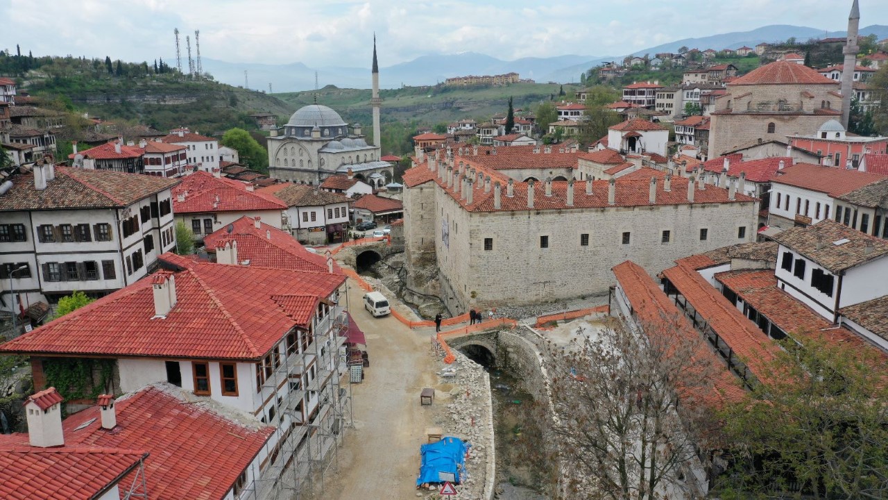 Safranbolu Tarihi Çarşı bölgesinde bulunan ve Cinci Han arkasında kalan