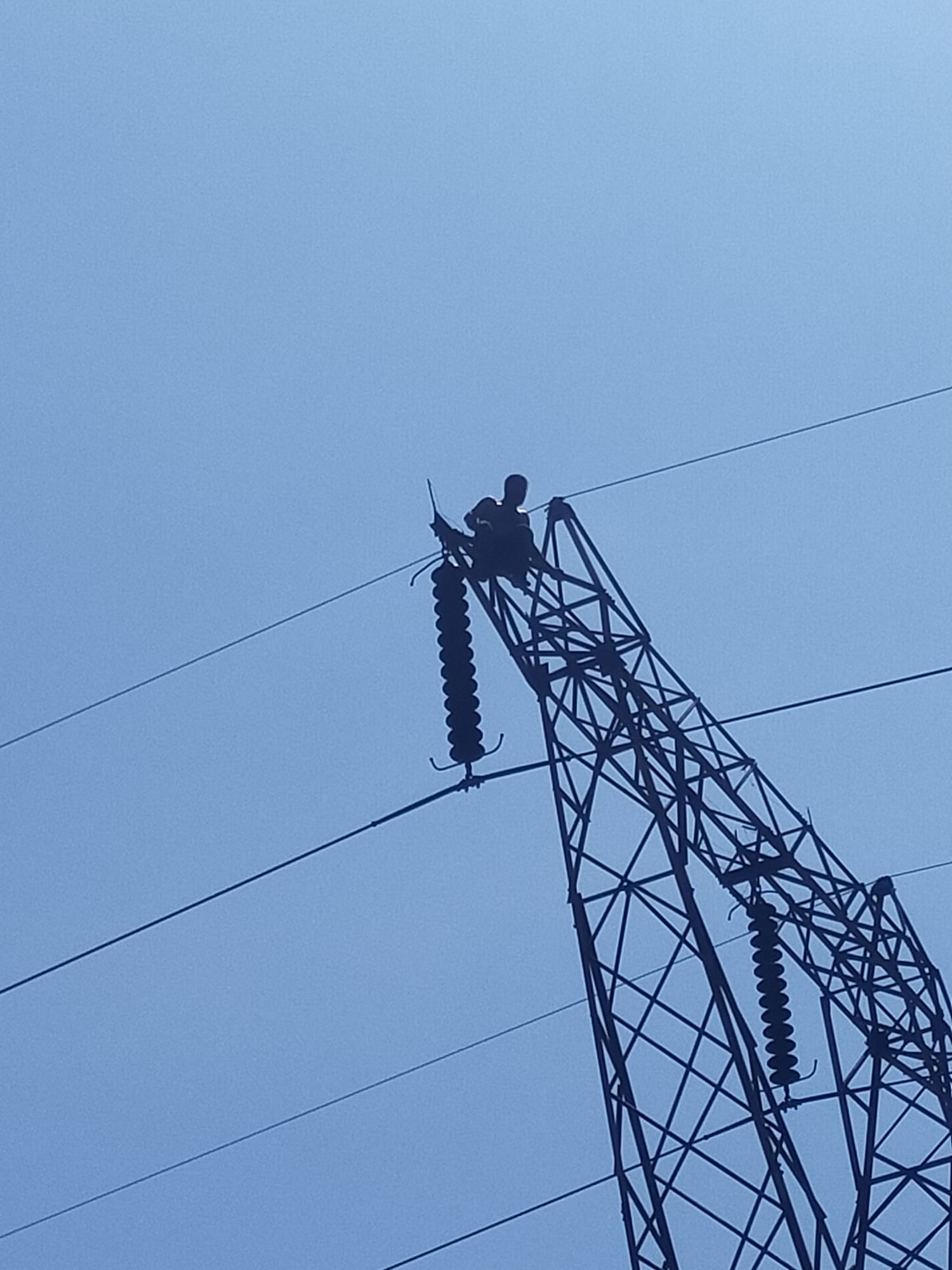Karabük’ün merkeze bağlı Cumayanı köyünde yüksek gerilim hattına çıkan intihar