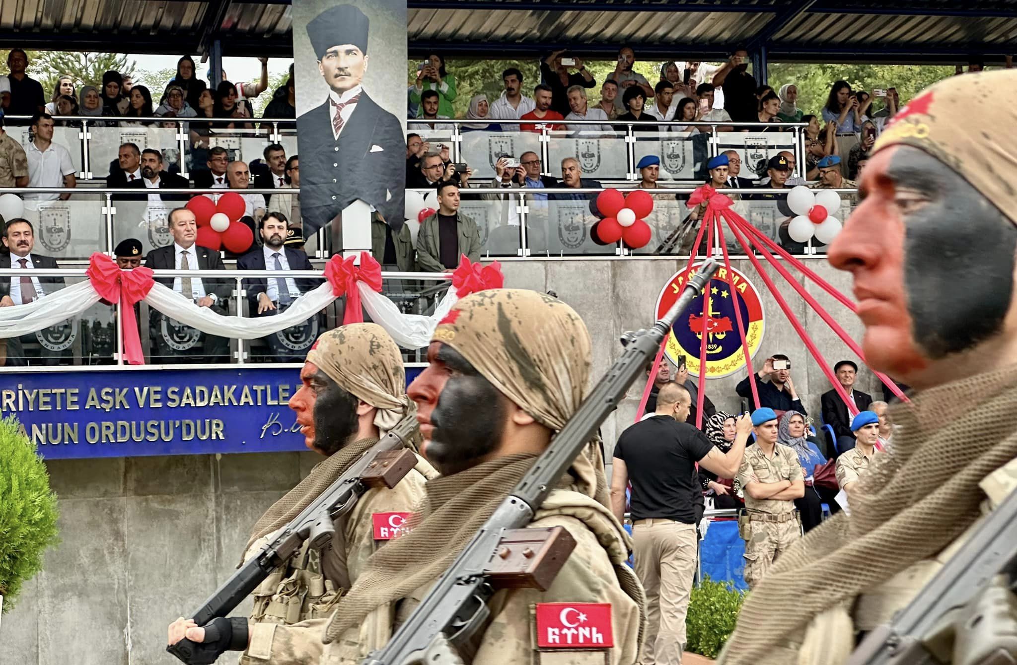 Karabük’te, komando uzman erbaş temel eğitimini tamamlayan 1582 kursiyer için