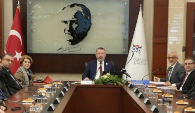 Karabük Üniversitesinin senato toplantısında konuşan Rektör Prof. Dr. Fatih Kırışık,