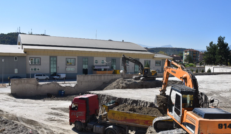 Karabük’te spor yatırımları hız kesmeden devam ediyor. Yenimahalle’de yapımına başlanan