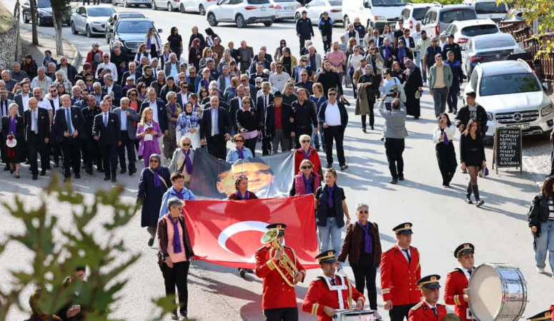 Dokuzuncu Safran Festivali Kortej Yürüyüşüyle Başladı Safranbolu Kaymakamlığı, Safranbolu Belediyesi, Safranbolu Kültür ve Turizm Vakfı paydaşlığında
